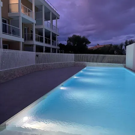 Modern - Terrace - Pool 公寓 *